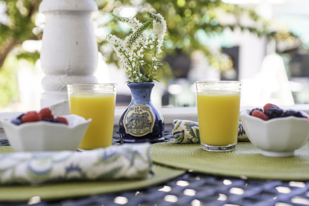 Two glasses of juice and fruit